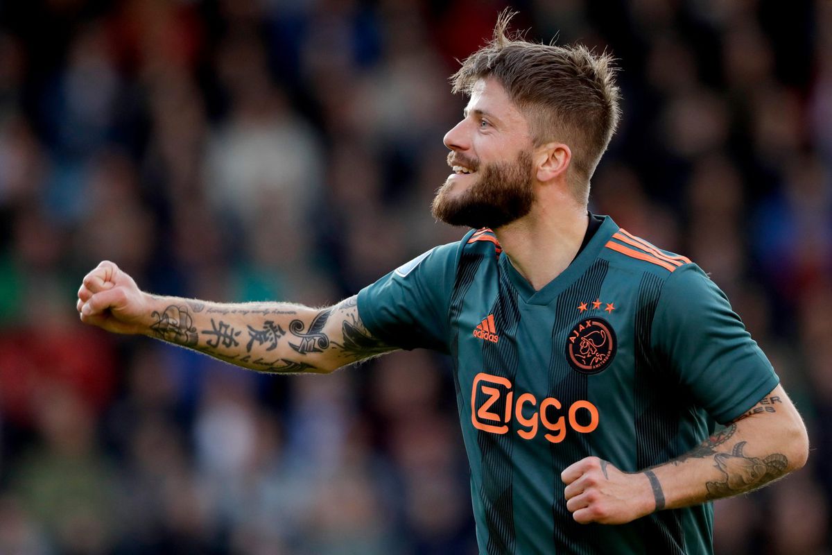 Mooi! Ajax eert Lasse Schöne met vernoeming Doelpunt van de Maand-prijs