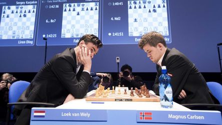 Uitdager Sergej Karjakin met voorsprong tiende duel in