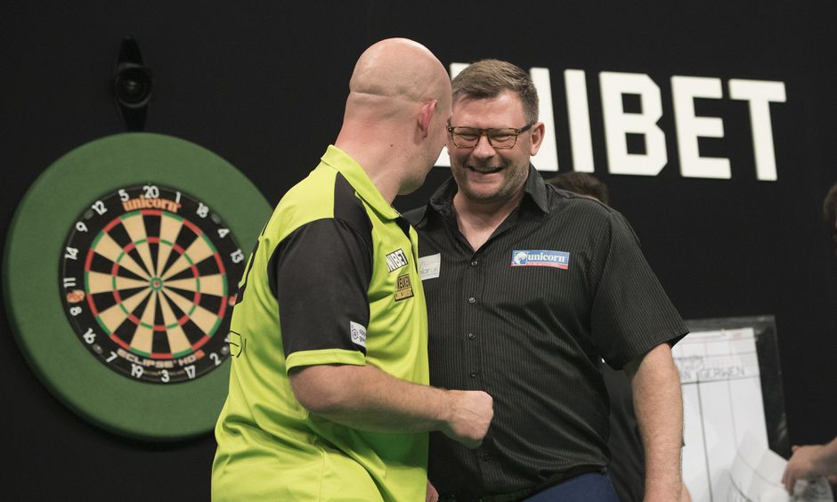 Michael van Gerwen harkt op de slotdag onverwacht 25.000 pond binnen