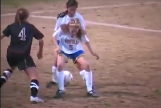 Voetbalchick zet tegenstanders voor lul met dubbele panna en goal (video)