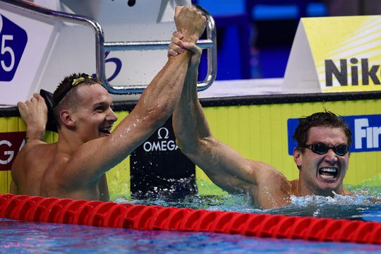 Amerikanen Dressel en Adrian pakken zwemgoud en -zilver op WK koningsnummer