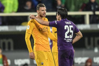 WTF! Invaller Dzeko SPUUGT op scheids en krijgt direct rood (video)