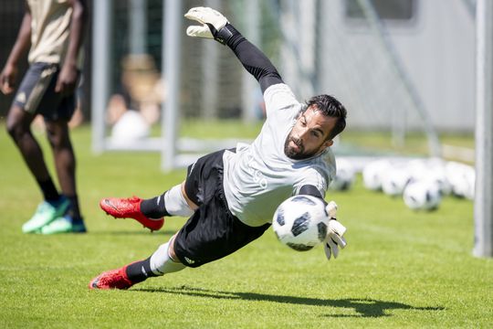 Ajax-keeper Lamprou lacht zich stuk om 'Keuken Kampioen Divisie' (video)