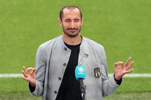 🎥 | WTF! Giorgio Chiellini snapt het niet helemaal: knielen doen we in strijd tegen nazisme