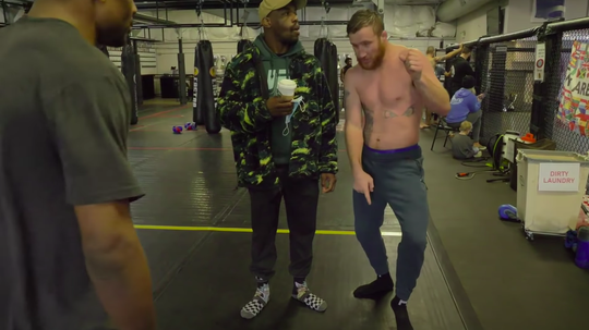 🎥 | UFC-ster Justin Gaethje toont techniek om eigen wapen te verdedigen: 'Switchen!'