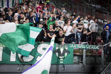 Triest: Steen vliegt door ruit van supportersbus FC Groningen (foto)