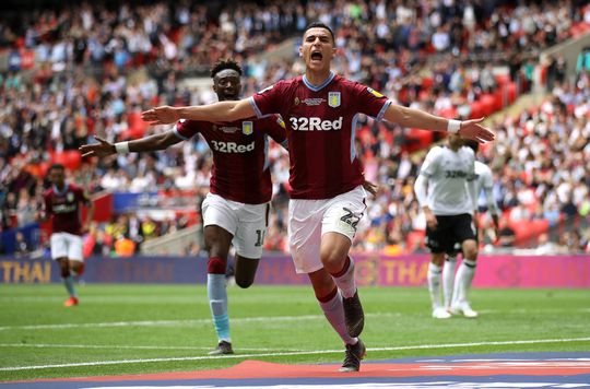 Aston Villa promoveert dankzij hoofdrolspeler El Ghazi, Derby-goalie Roos de schlemiel (video)