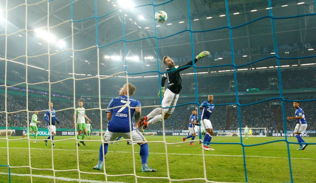 Schalke knikkert Wolfsburg uit de beker