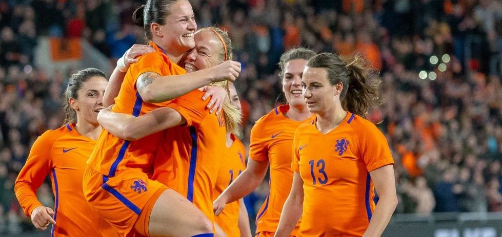 Oranje Leeuwinnen zetten grote stap richting WK met winst op concurrent Ierland