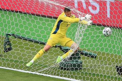 Patrik Schick bezegelt met gedurfd en geniaal afstandsschot lot van enthousiaste Schotten