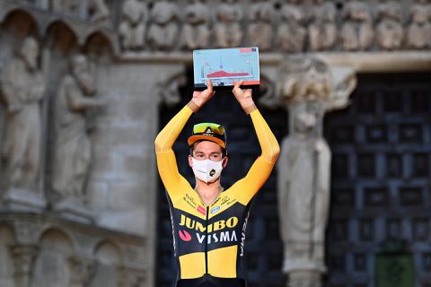 Primoz Roglic gaat door waar hij Vuelta 2020 mee eindigde: in de rode trui