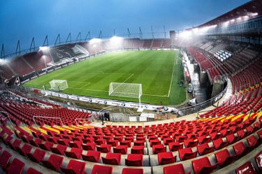 🎥 | Zo bouwt AZ een boogconstructie over het stadion heen