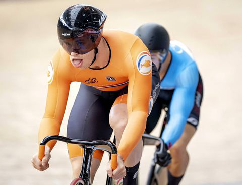 Harrie Lavreysen verslaat Jeffrey Hoogland in de WK-finale keirin