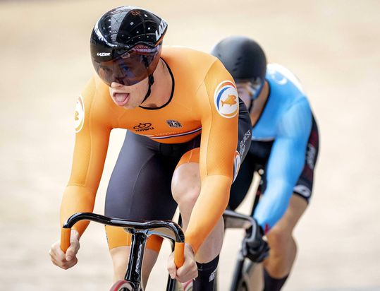Harrie Lavreysen verslaat Jeffrey Hoogland in de WK-finale keirin