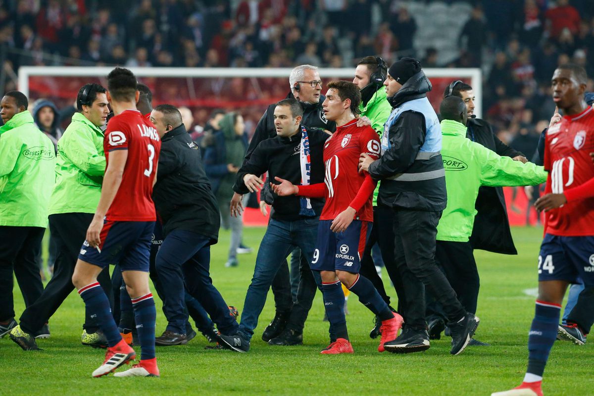 Ligue 1 stelt onderzoek in na veldbestorming bij Lille