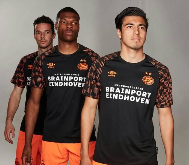 PSV met oranje/zwart uittenue het nieuwe seizoen in