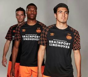 PSV met oranje/zwart uittenue het nieuwe seizoen in