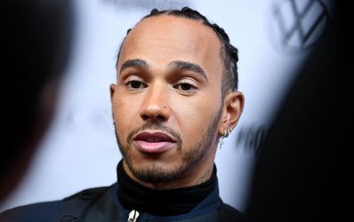 Hamilton denkt in lockdown aan stoppen met racen: 'Ik voel me soms suf en ongemotiveerd'