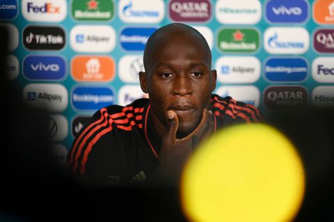 Let op: België komt tegen Denemarken in 10e minuut met mooie steunbetuiging aan Eriksen