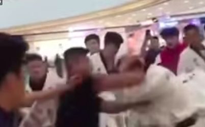 Chinese karate demonstratie in winkelcentrum ontaardt in massale knokpartij (video)