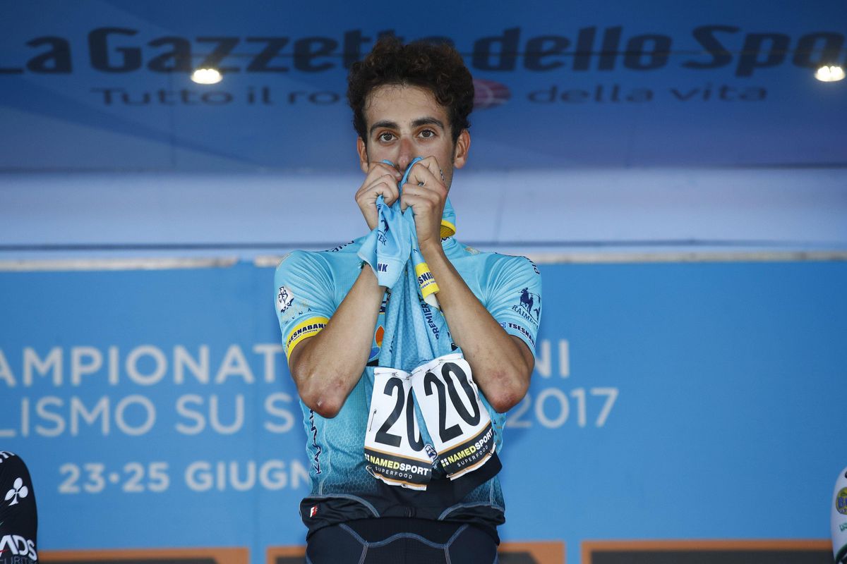 Aru wint Italiaans kampioenschap in shirt van overleden ploeggenoot Scarponi