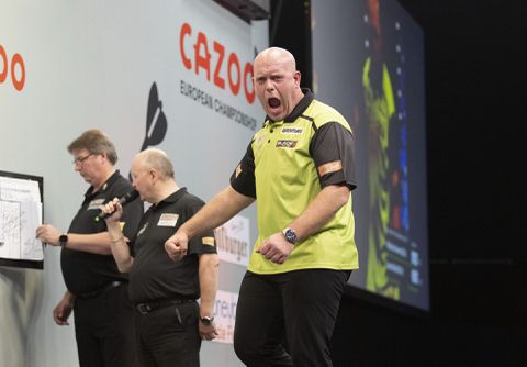 Michael van Gerwen naar finale EK na megaspannende wedstrijd tegen Nathan Aspinall