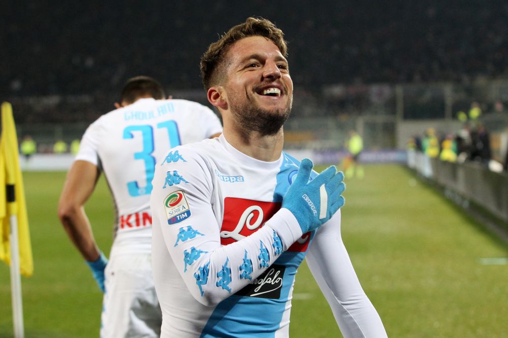 Napoli haakt af voor titelstrijd na spektakelstuk; Cagliari en Sassuolo op schot