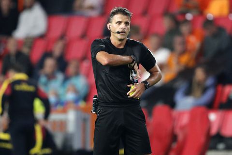 🟨🟥 🇪🇸 | Dit is de scheidsrechter bij Ajax-Borussia Dortmund