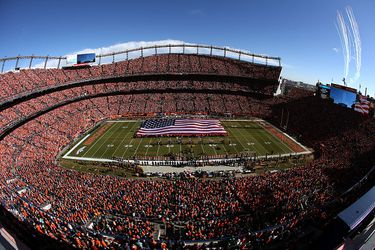 American Football-fan valt enkele meters naar beneden en overlijdt