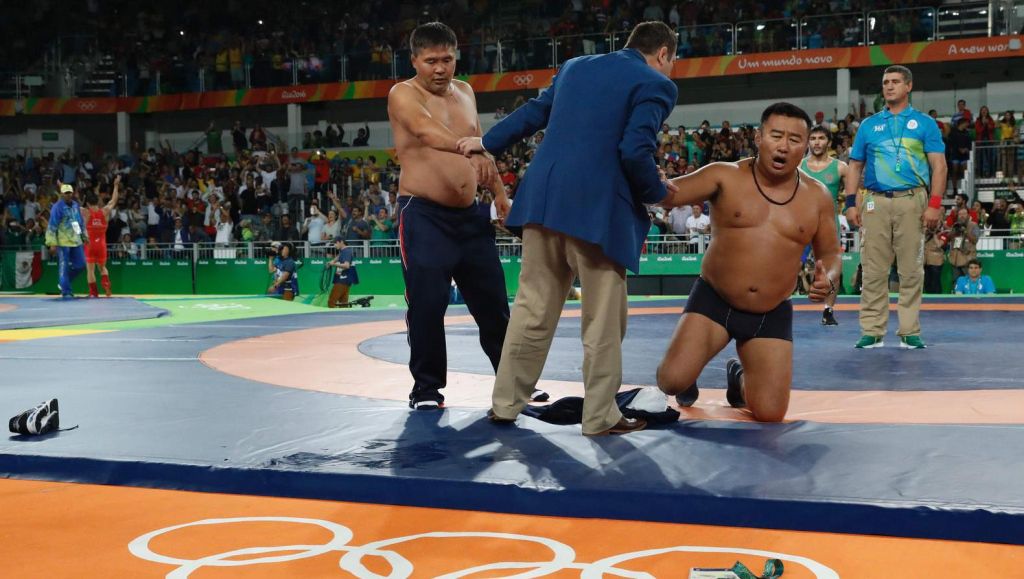 Striptease van Mongolen kost worstelaar medaille (video)