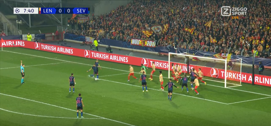 🎥 | Wel even opletten: Lens krijgt directe vrije trap tegen door terugspeelballetje op keeper