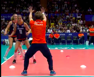 Nederlandse volleybalsters doen hilarische warming-up (video)