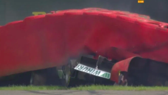 Simo Laaksonen met schrik vrij: F3-coureur schuift ONDER de bandenstapel (video)