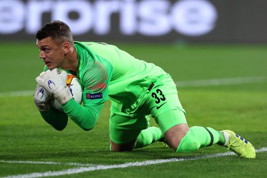 Keeper Salzburg houdt de bal in de Europa League tegen met zijn hoofd (video)