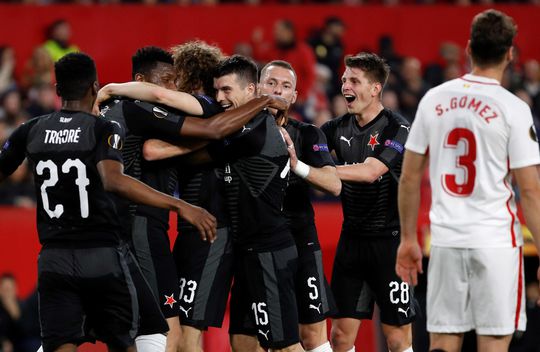 Verdediger van Slavia Praag scoort tegen Sevilla, maar heeft geen idee (video)