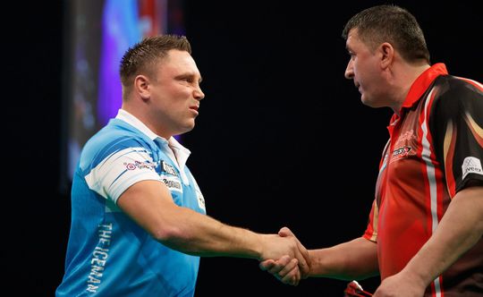 Price trekt zich niets aan van vijandig publiek in Schotland en verslaat Suljovic simpel (video's)