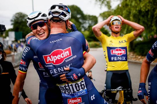 Van der Poel schittert in het geel als knecht voor Merlier: ‘Cool om iets terug te doen voor die gasten’