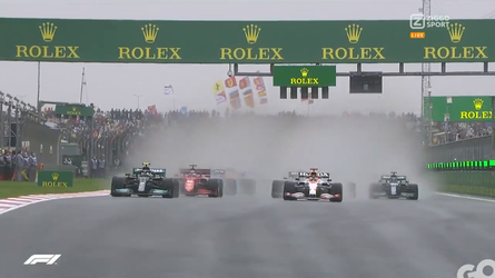 🎥 | De start in Turkije: Verstappen komt goed weg in de regen, Hamilton wint 1 plek
