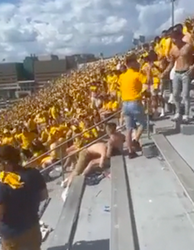 🎥 | West Virginia University-supporters kopschoppen en knokken op tribunes