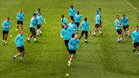 Oranje met fitte selectie het veld op voor laatste training