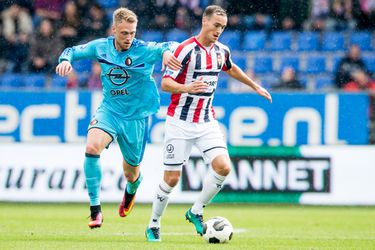 'Feyenoord-fans worden met paraplu's Willem II-vak uitgeslagen' (video)