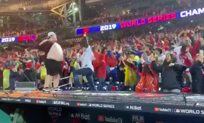 🎥 | HAHA! Washington Nationals-fan doet buikschuiver na winnen World Series