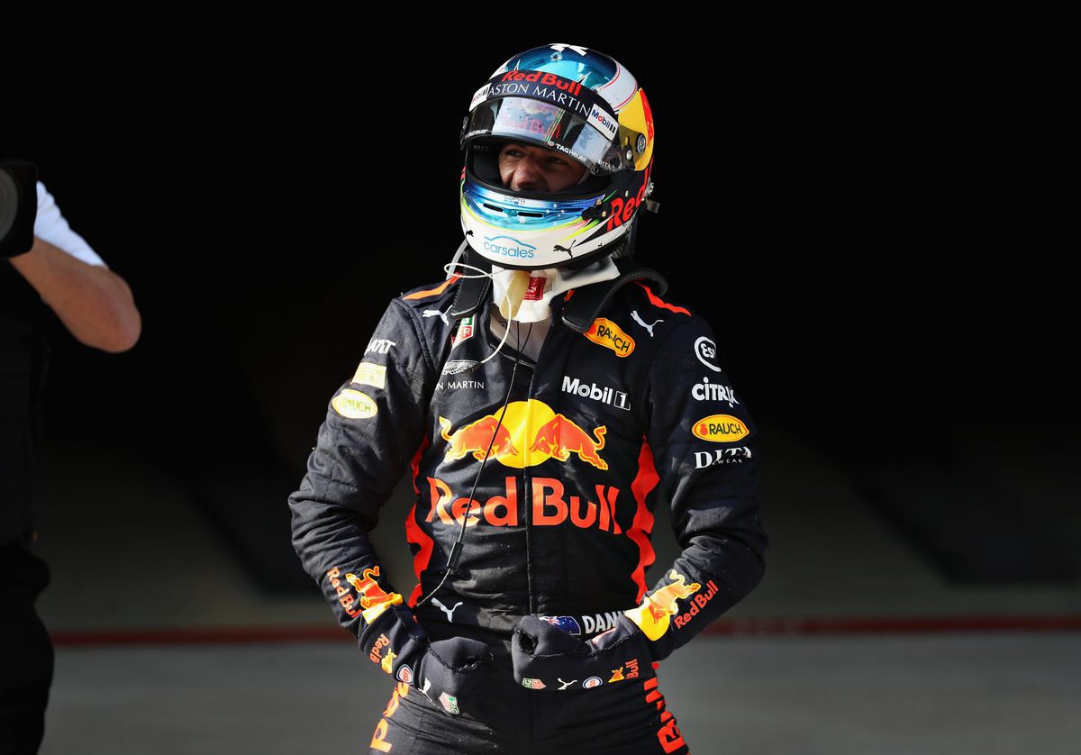 Ricciardo wint in China, Verstappen doet gekke dingen (video's)