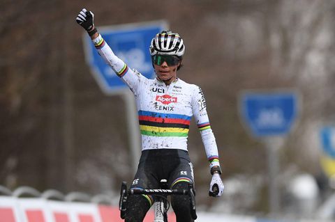 Oranjegekleurd podium Flandriencross, Ceylin del Carmen Alvarado zegeviert