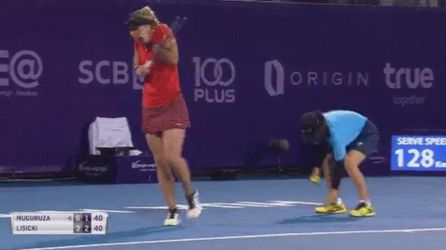 Ballenmeisje trapt lastig insect koelbloedig kapot, tennisser schrikt zich het lazarus (video)