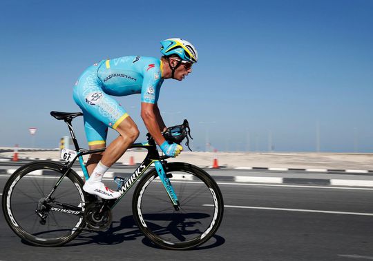 Astana fietst komend seizoen in blauw met zwarte outfit