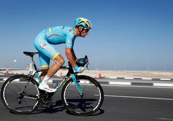 Astana fietst komend seizoen in blauw met zwarte outfit