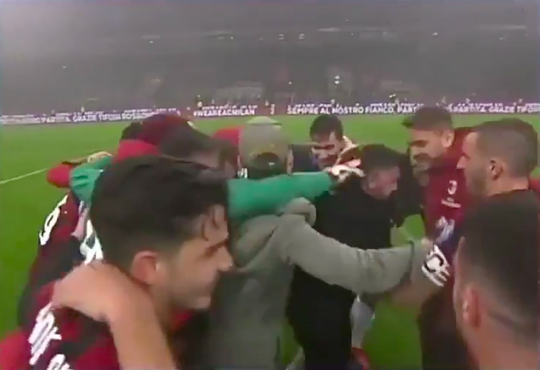 Gekke Milan-coach Gattuso laat zich expres slaan door eigen wisselspelers (video)