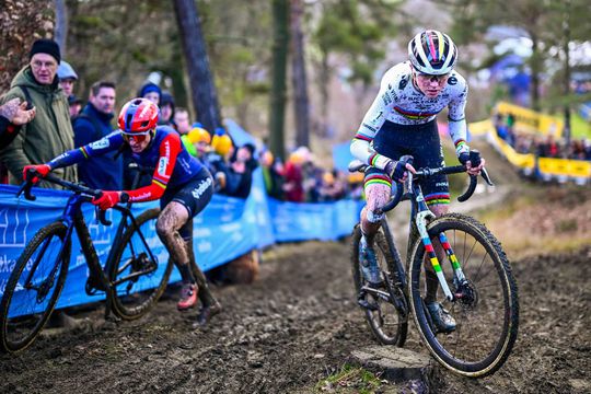 Volledig Nederlands podium: Fem van Empel wint met gehavende knie in Koksijde