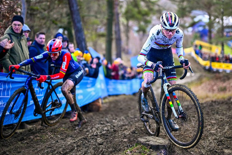 Volledig Nederlands podium: Fem van Empel wint met gehavende knie in Koksijde